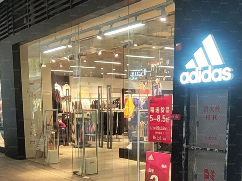 Магазинът на марката Adidas инсталира устройство против кражба с кубична красота AM6208 магазин за дрехи