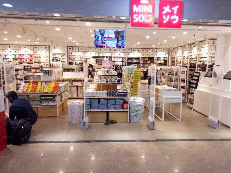 Бутик MINISO монтира блиндирана врата CuboM AM7806