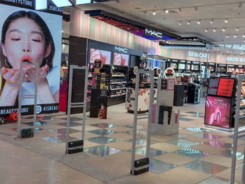 Магазин KIS Cosmetics монтира система против кражба AM8208