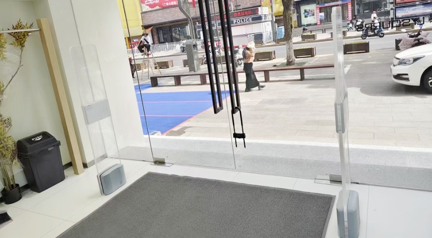 AM&RFID двойна честота: Интелигентна сигурност за индустрията за търговия на дребно с дрехи.